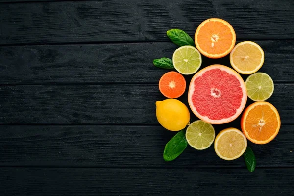Een Set Van Citrusvruchten Sinaasappel Mandarijn Grapefruit Citroen Een Houten — Stockfoto