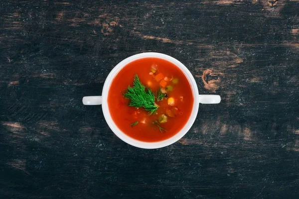 Tomatsoppa Med Chili Och Grönsaker Hälsosam Mat Svart Trä Bakgrund — Stockfoto