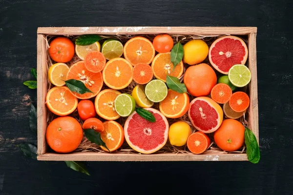 Různé Citrusové Plody Dřevěné Krabičce Pomeranč Mandarinka Grapefruit Citron Dřevěné — Stock fotografie