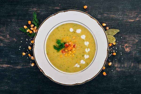 ボウルに野菜とコーンのスープ 健康食品 木製黒地 平面図です テキストのコピー スペース — ストック写真