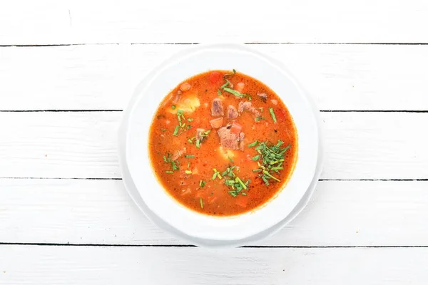 Soup with beef tomatoes and fresh vegetables. On a wooden background. Top view. Copy space. — Stock Image Soup Beef Tomatoes Fresh Vegetables Wooden Background Top View Copy Stock Picture