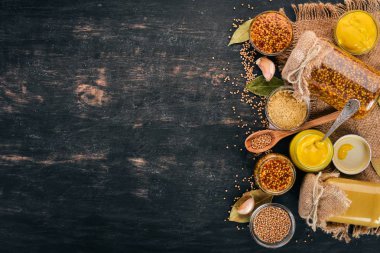 Hardal ve baharat kümesi. Ahşap bir arka plan üzerinde. Üstten Görünüm. Metniniz için kopya alanı.