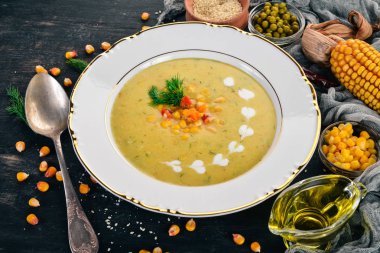 Bir kase taze sebze ile Mısır çorbası. Sağlıklı gıda. Siyah ahşap arka plan üzerinde. Üstten Görünüm. Metniniz için kopya alanı.