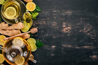 Nane, zencefil ve limon ile çay. Ahşap arka plan üzerinde sıcak bir içecek. Üstten Görünüm. Kopya alanı.