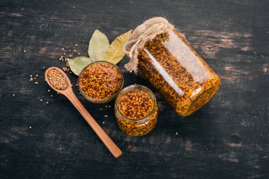 Tahıl hardal. Baharat koyu ahşap arka plan üzerinde. Üstten Görünüm. Metniniz için kopya alanı.