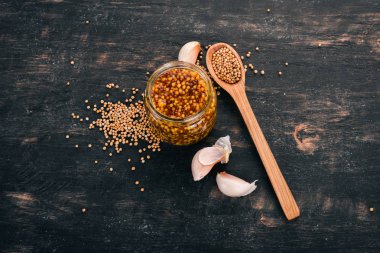 Tahıl hardal. Baharat koyu ahşap arka plan üzerinde. Üstten Görünüm. Metniniz için kopya alanı.