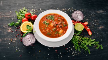 Biftek domates ve taze sebze çorbası. Ahşap bir arka plan üzerinde. Üstten Görünüm. Kopya alanı.