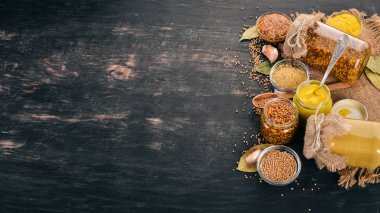 Hardal ve baharat kümesi. Ahşap bir arka plan üzerinde. Üstten Görünüm. Metniniz için kopya alanı.