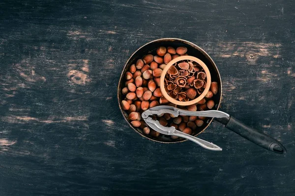 Hasselnöt Stekpanna Svart Trä Bakgrund Ovanifrån Kopiera Utrymme För Din — Stockfoto