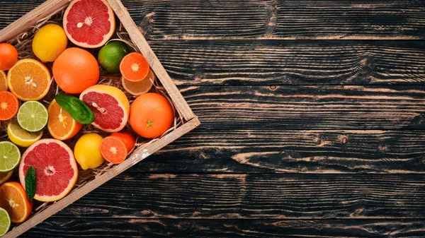 Diverse Citrusvruchten Een Houten Doos Sinaasappel Mandarijn Grapefruit Citroen Een — Stockfoto