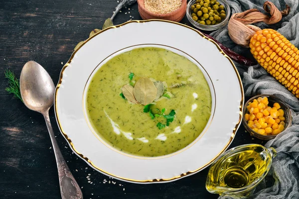 Brokoli ve bezelye ve bir kase sebze çorbası. Sağlıklı gıda. Siyah ahşap arka plan üzerinde. Üstten Görünüm. Metniniz için kopya alanı.