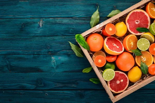 把柑橘类水果装在木箱里 葡萄柚 在一个木质的背景 顶部视图 复制空间 — 图库照片