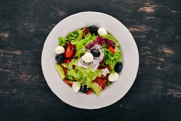 Insalata Con Mozzarella Verdure Fresche Uno Sfondo Legno Nero Vista — Foto Stock