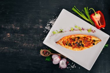 Domates ve kırmızı biber ile Khachapuri. Gürcü mutfağı. Üstten Görünüm. Ahşap bir arka plan üzerinde. Kopya alanı.