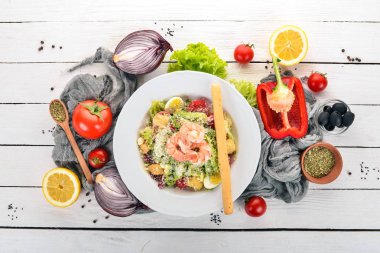 Sezar salata karides ile. Beyaz ahşap zemin üzerinde. Üstten Görünüm. Metniniz için kopya alanı.