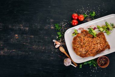 Fried şnitzel domuz dan. Üstten Görünüm. Ahşap bir arka plan üzerinde. Kopya alanı.