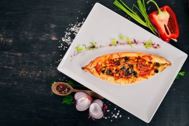 Domates ve kırmızı biber ile Khachapuri. Gürcü mutfağı. Üstten Görünüm. Ahşap bir arka plan üzerinde. Kopya alanı.