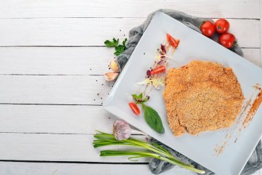 Susam ve sebze ile Schnitzel. Üstten Görünüm. Ahşap bir arka plan üzerinde. Kopya alanı.
