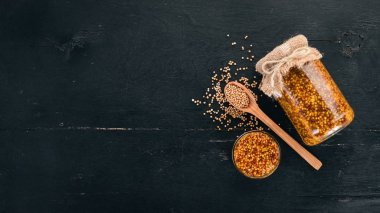 Tahıl hardal. Baharat koyu ahşap arka plan üzerinde. Üstten Görünüm. Metniniz için kopya alanı.