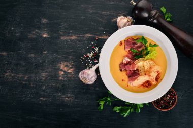 Bezelye çorbası ile pastırma ve kruton. Üstten Görünüm. Ahşap bir arka plan üzerinde. Kopya alanı.