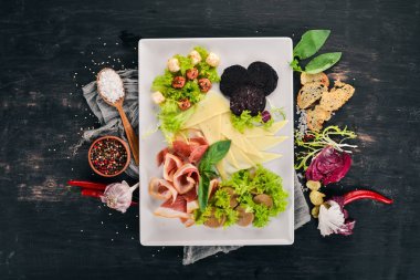 Soğuk aperatifler. Pastırma, peynir, karaciğer Yapıştır. Üstten Görünüm. Ahşap bir arka plan üzerinde. Kopya alanı.