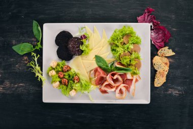 Soğuk aperatifler. Pastırma, peynir, karaciğer Yapıştır. Üstten Görünüm. Ahşap bir arka plan üzerinde. Kopya alanı.