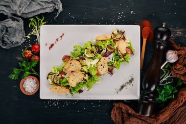 Sezar salatası somon. Üstten Görünüm. Ahşap bir arka plan üzerinde. Kopya alanı.