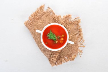 Domates biber ve sebze çorbası. Sağlıklı gıda. Beyaz ahşap zemin üzerinde. Üstten Görünüm. Metniniz için kopya alanı.