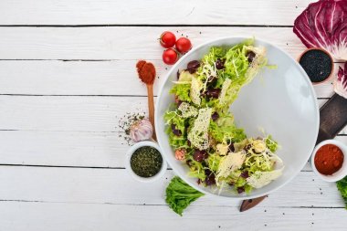 Pancar ve marul sebze salatası. Üstten Görünüm. Ahşap bir arka plan üzerinde. Kopya alanı.