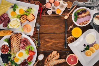Kahvaltı ayarlayın. Yumurta, yoğurt, meyve, peynir. Üstten Görünüm. Ahşap bir arka plan üzerinde. Kopya alanı.
