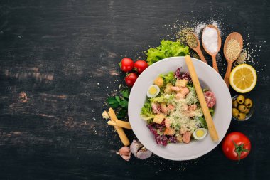 Sezar salatası somon. Taze sebze. Sağlıklı gıda. Üstten Görünüm. Beyaz ahşap zemin üzerinde. Kopya alanı.