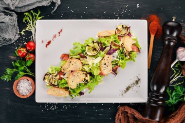 Sezar salatası somon. Üstten Görünüm. Ahşap bir arka plan üzerinde. Kopya alanı.