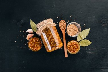 Tahıl hardal. Baharat koyu ahşap arka plan üzerinde. Üstten Görünüm. Metniniz için kopya alanı.