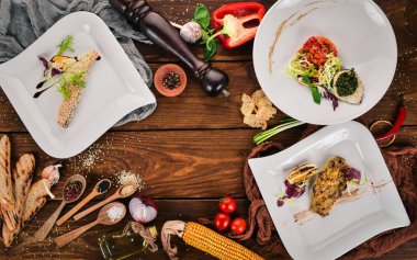 Balık lezzetleri kümesi. Somon, Dorado, alabalık. Üstten Görünüm. Ahşap bir arka plan üzerinde. Kopya alanı.