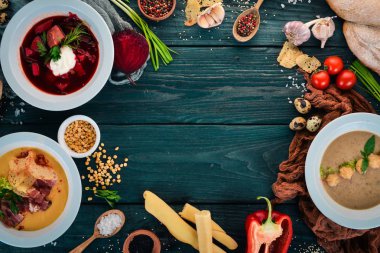 Çorbalar ayarlayın. Üstten Görünüm. Ahşap bir arka plan üzerinde. Kopya alanı.