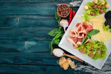 Soğuk aperatifler. Pastırma, peynir, karaciğer Yapıştır. Üstten Görünüm. Ahşap bir arka plan üzerinde. Kopya alanı.