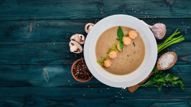 Kremalı mantar çorbası. Üstten Görünüm. Ahşap bir arka plan üzerinde. Kopya alanı.