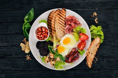 Kahvaltı. Pastırma ve domates, kızarmış ekmek ekmek ile yumurta. Üstten Görünüm. Ahşap bir arka plan üzerinde. Kopya alanı.