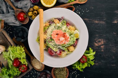 Sezar salata karides ile. Siyah ahşap arka plan üzerinde. Üstten Görünüm. Metniniz için kopya alanı.