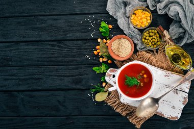 Domates biber ve sebze çorbası. Sağlıklı gıda. Siyah ahşap arka plan üzerinde. Üstten Görünüm. Metniniz için kopya alanı.