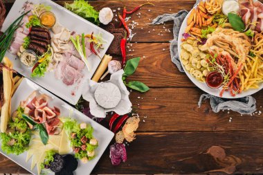 Soğuk meze ayarlayın. Pastırma, peynir, pate. Üstten Görünüm. Ahşap bir arka plan üzerinde. Kopya alanı.