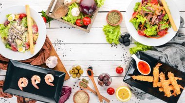 Yemek, salata karides ve et ile ürün yelpazesine. Ahşap bir arka plan üzerinde. Üstten Görünüm. Metniniz için kopya alanı.