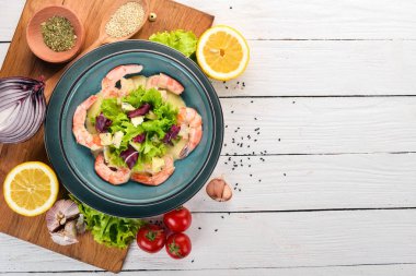 Kraliyet karides krem sos ve peynir. Bir plaka üzerinde deniz ürünleri. Üstten Görünüm. Beyaz ahşap zemin üzerinde. Kopya alanı.