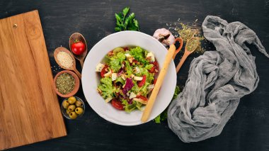 Peynir, fındık ve taze sebze salatası. Ahşap bir arka plan üzerinde. Üstten Görünüm. Metniniz için kopya alanı.