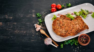 Fried şnitzel domuz dan. Üstten Görünüm. Ahşap bir arka plan üzerinde. Kopya alanı.