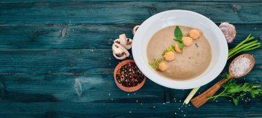 Kremalı mantar çorbası. Üstten Görünüm. Ahşap bir arka plan üzerinde. Kopya alanı.