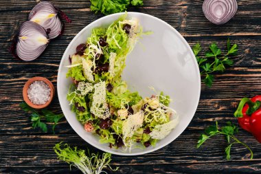 Pancar ve marul sebze salatası. Üstten Görünüm. Ahşap bir arka plan üzerinde. Kopya alanı.