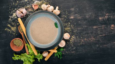 Püresi mantar çorbası. Sağlıklı gıda. Üstten Görünüm. Siyah ahşap arka plan üzerinde. Kopya alanı.