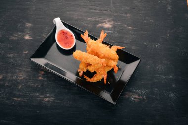 Izgara karides. Ahşap bir arka plan üzerinde. Üstten Görünüm. Metniniz için kopya alanı.