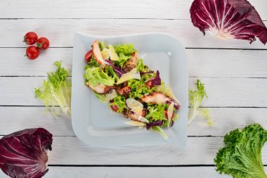 Sezar salata tavuk. Üstten Görünüm. Ahşap bir arka plan üzerinde. Kopya alanı.